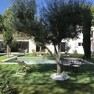 La Maison 1440 Couette-café LʼIsle-sur-la-Sorgue