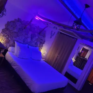 Danslesbois Avec Love hôtel Cuges-les-Pins